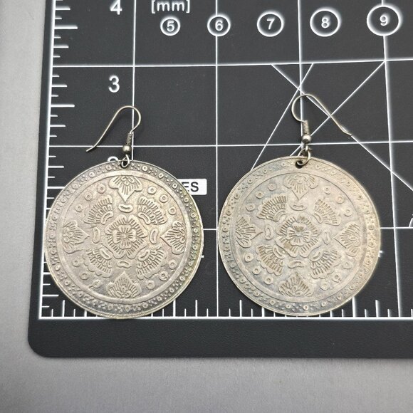 VTG Bohemian Round Drop Earrings 2.5" Silver Tone Etched Floral Mandala Design - Picture 4 of 7